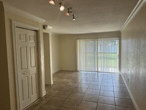 3409 Clark Rd, Unit 109 in Sarasota, FL - Building Photo - Building Photo