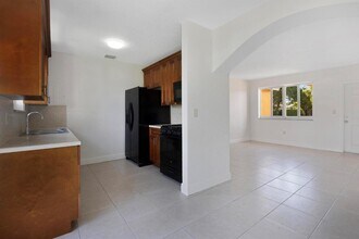 585 NW 182nd Ter in Miami, FL - Foto de edificio - Building Photo