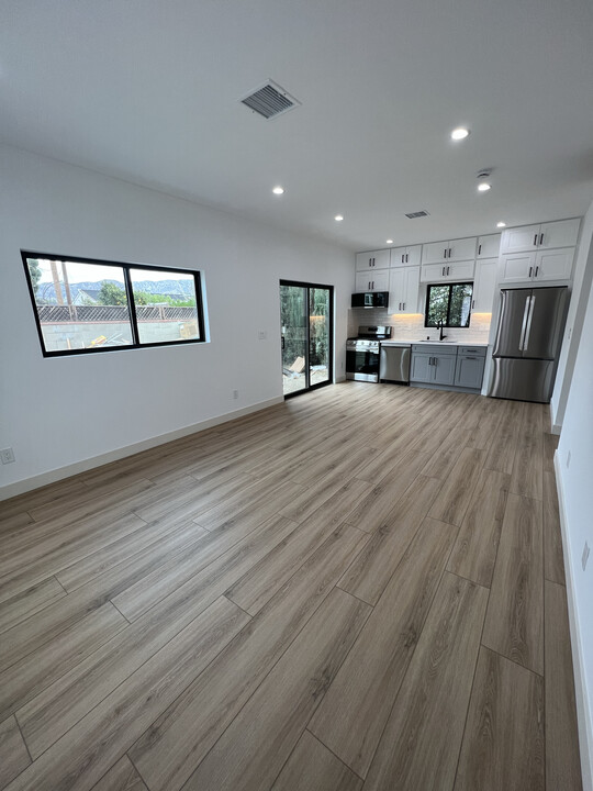 1802 N Ontario St in Burbank, CA - Building Photo