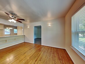 1002 Noble Ave in Carrollton, TX - Building Photo - Building Photo