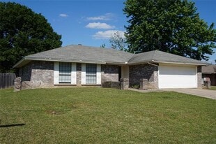 5901 Chapel Downs Ct in Arlington, TX - Building Photo