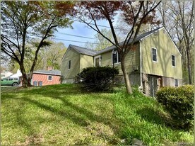 24 Chestnut Ln in Newburgh, NY - Building Photo
