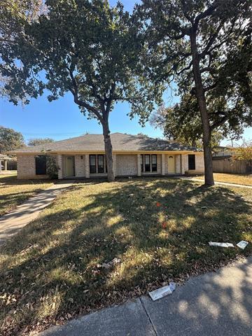 1606 Brown Trail in Hurst, TX - Foto de edificio