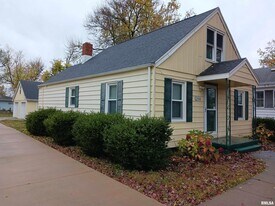 1914 W Richwoods Blvd in Peoria, IL - Building Photo