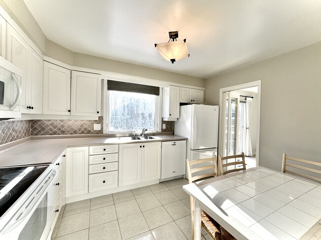 2294 Wyandotte Dr in Oakville, ON - Building Photo - Building Photo