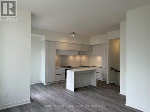 8 David Eyer Rd in Richmond Hill, ON - Building Photo - Building Photo