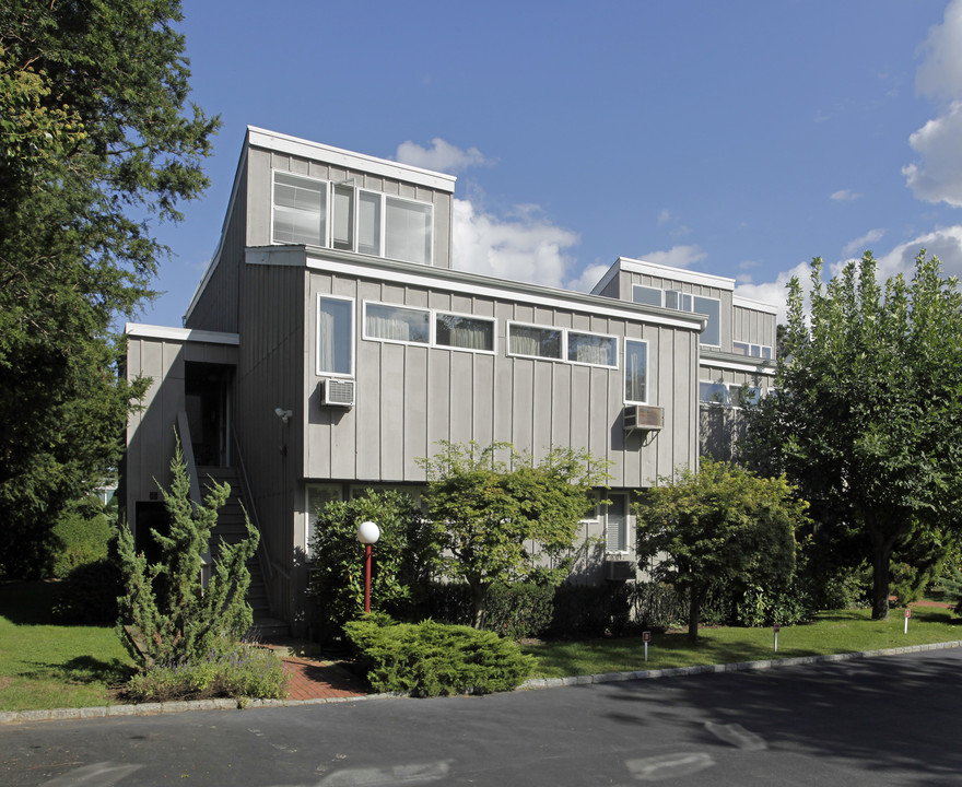 Hampton Mews Apartments in East Hampton, NY - Building Photo