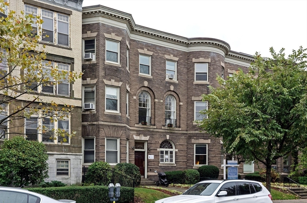 1683 Beacon St, Unit 2 in Brookline, MA - Building Photo