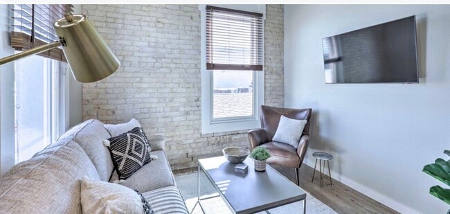 118-120-120 N LBJ Dr, Unit 202 in San Marcos, TX - Foto de edificio - Building Photo