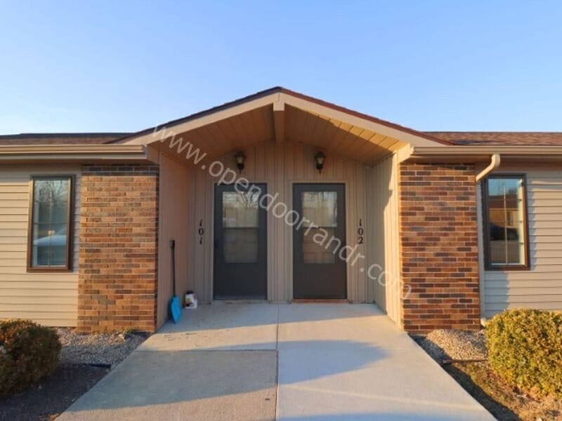 1000 Old Brick Rd in Auburn, IN - Building Photo