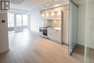 448 Burnhamthorpe Rd W in Mississauga, ON - Building Photo - Building Photo