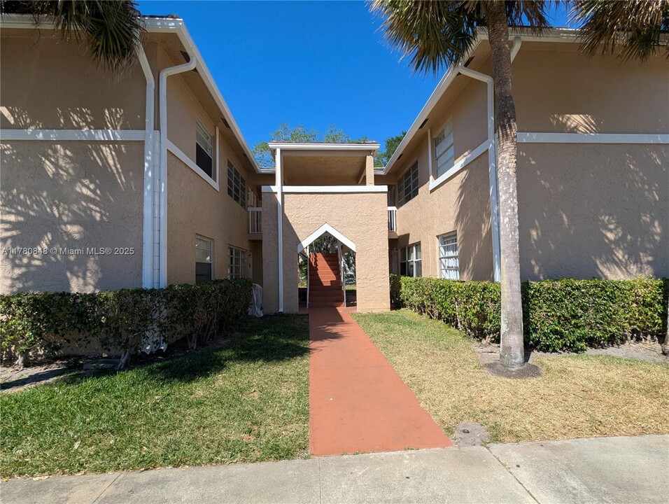 836 Twin Lakes Dr in Coral Springs, FL - Building Photo