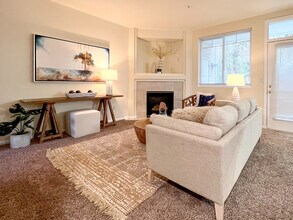 Colina Square in Sammamish, WA - Building Photo - Building Photo