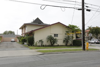 704-708 Clay Ave in Huntington Beach, CA - Building Photo - Building Photo