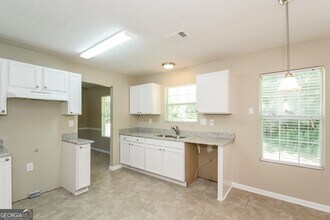 6661 Rebecca Lou Ln in Lithonia, GA - Building Photo - Building Photo