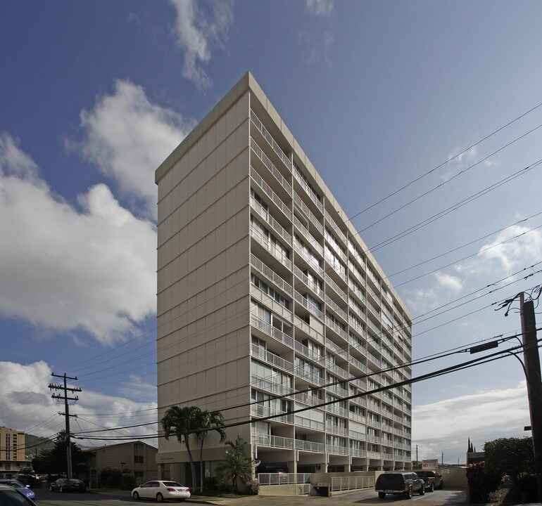 Hale Luana in Honolulu, HI - Building Photo