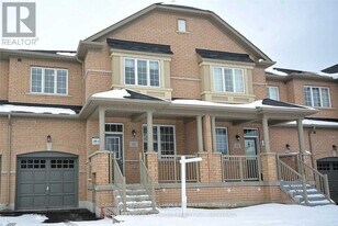 66 Holbrook Ct in Milton, ON - Building Photo