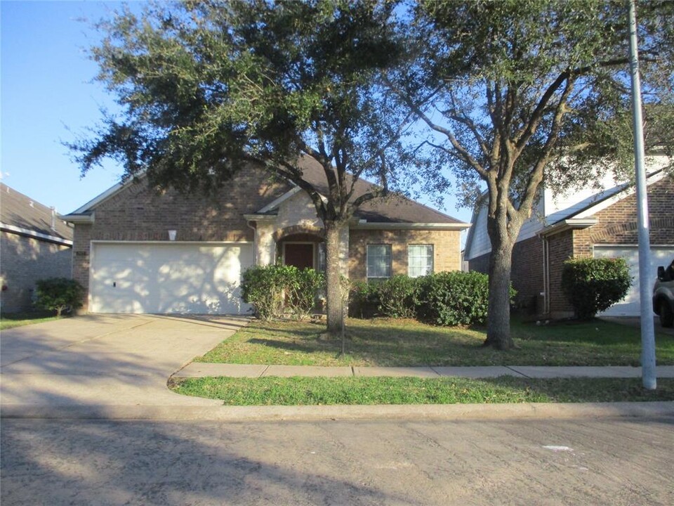 2021 Running Brook Ln in Pearland, TX - Building Photo