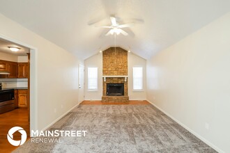 2044 NE Dill Dr in Lee's Summit, MO - Building Photo - Building Photo