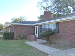 7955 Burstaff Rd in Pensacola, FL - Foto de edificio - Building Photo