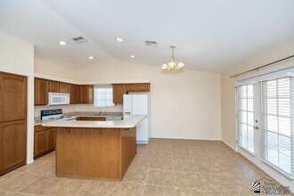 10354 E 37th St in Yuma, AZ - Foto de edificio - Building Photo
