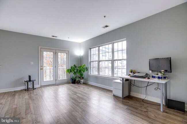 8069 Gatehouse Rd in Falls Church, VA - Building Photo - Building Photo