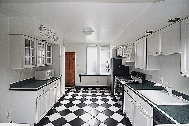 property at 813 S Potomac St