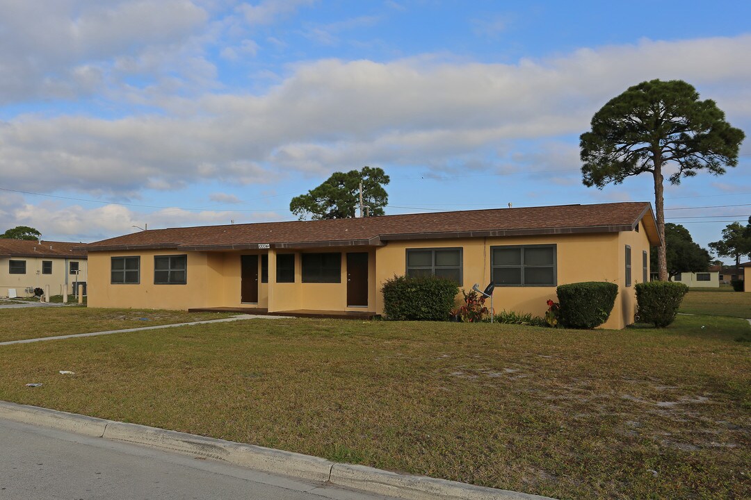 Garden Terrace/Annex in Fort Pierce, FL - Foto de edificio