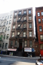 354 W 56th St in New York, NY - Foto de edificio - Building Photo