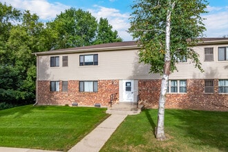 JJGF 2 - 851-861 Evergreen Dr in Hartford, WI - Foto de edificio - Building Photo