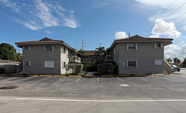 890 NW 39th St in Oakland Park, FL - Foto de edificio - Building Photo