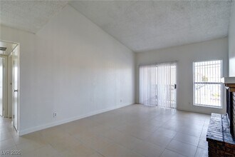 2981 Country Manor Ln in Las Vegas, NV - Building Photo - Building Photo