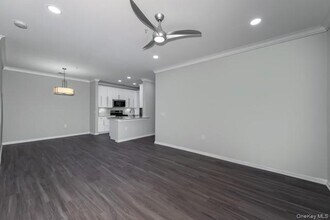 1 Charles Pond Dr in Coram, NY - Foto de edificio - Building Photo