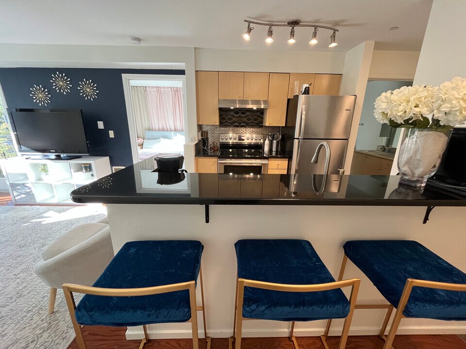 412 11th Ave, Unit 403 in Seattle, WA - Building Photo