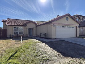 2338 Langhorn St in Lancaster, CA - Building Photo