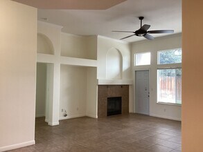 7526 N Ellendale Ave in Fresno, CA - Foto de edificio - Building Photo