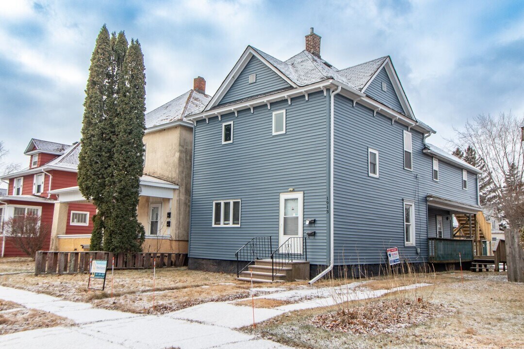 1913 Lamborn Ave in Superior, WI - Building Photo