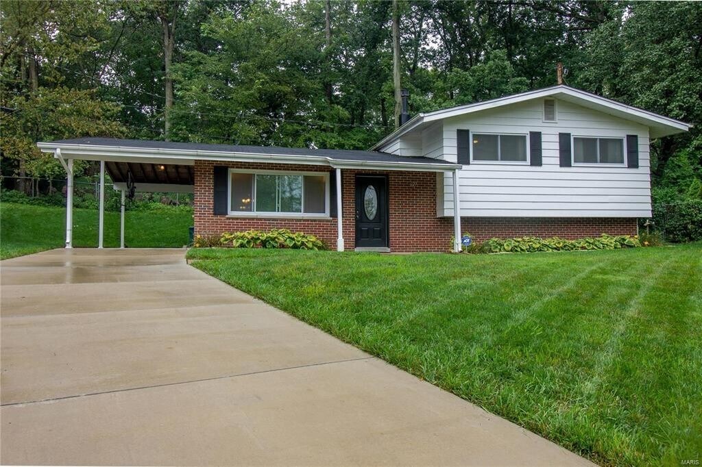 627 Hickory Hollow Ln in Kirkwood, MO - Building Photo