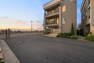 1068 Hampton Dr in Costa Mesa, CA - Building Photo - Building Photo