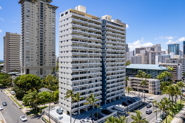 Waikiki Twin Towers in Honolulu, HI - Building Photo - Building Photo