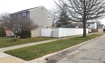 32175 Covington Rd in Brownstown Township, MI - Building Photo - Building Photo