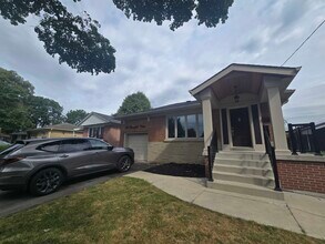 66 Greenfield Dr in Toronto, ON - Building Photo - Building Photo