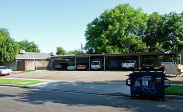 4805 E Washington Ave in Fresno, CA - Foto de edificio - Building Photo