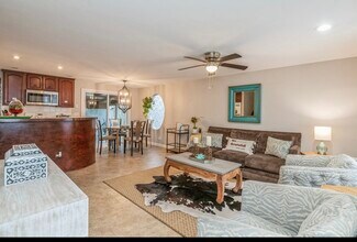 33451 N Sears Blvd in Grayslake, IL - Foto de edificio - Building Photo