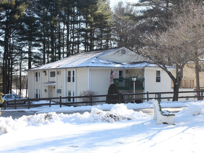 Mill Hollow Apartments in Belchertown, MA - Foto de edificio - Building Photo