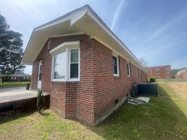 610 E Granville St in Dunn, NC - Building Photo - Building Photo