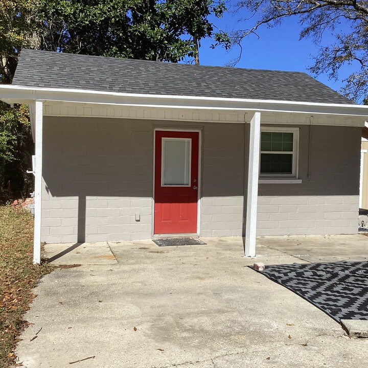 110 W 6th St in Bay Minette, AL - Building Photo