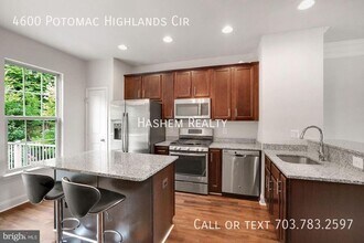 4600 Potomac Highlands Cir in Triangle, VA - Building Photo - Building Photo