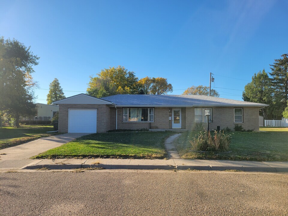 819 Beattie Cir in Sterling, CO - Building Photo