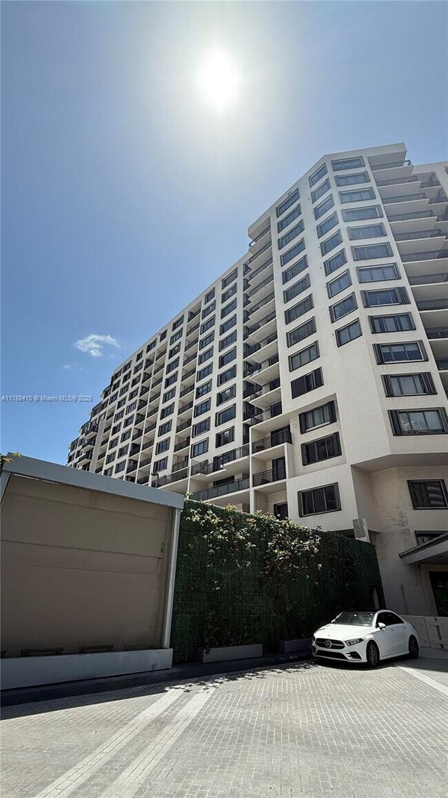 540 Brickell Key Dr in Miami, FL - Building Photo - Building Photo